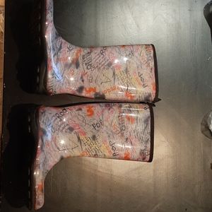 Kamik graffiti boots size 8